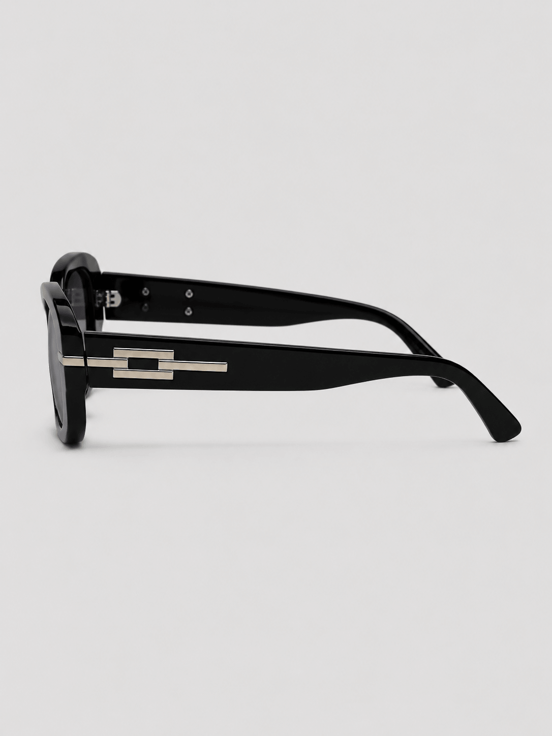 Black Oval Sunglasses – Premium Silver-Accent Frame, Universal Fit